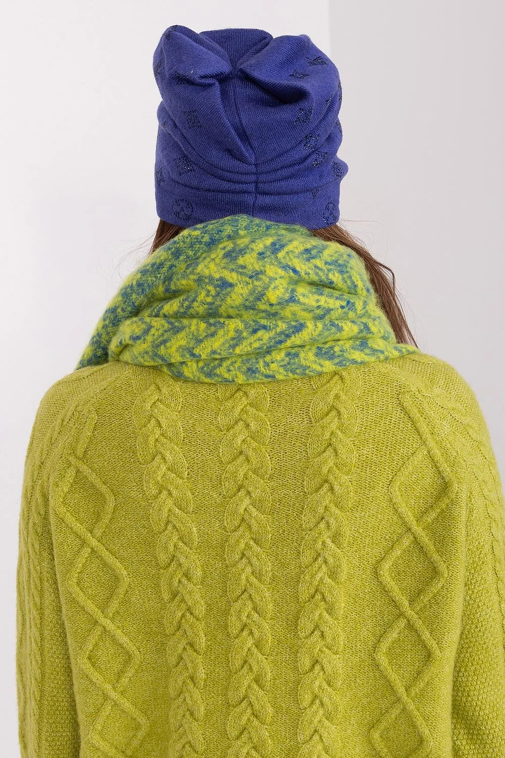 Set d'accessoires d'hiver pour femme, bonnet, écharpe, pull, maille douce, laine, cachemire, motifs discrets, style moderne, élégant, confortable, idéal pour l'hiver