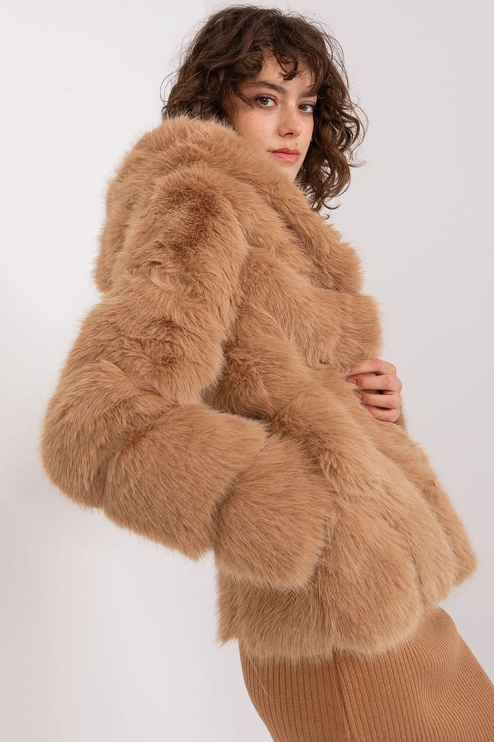 Manteau en fausse fourrure couleur camel design volumineux capuche robe tricotée bottes cuir synthétique style moderne chaleureux femme