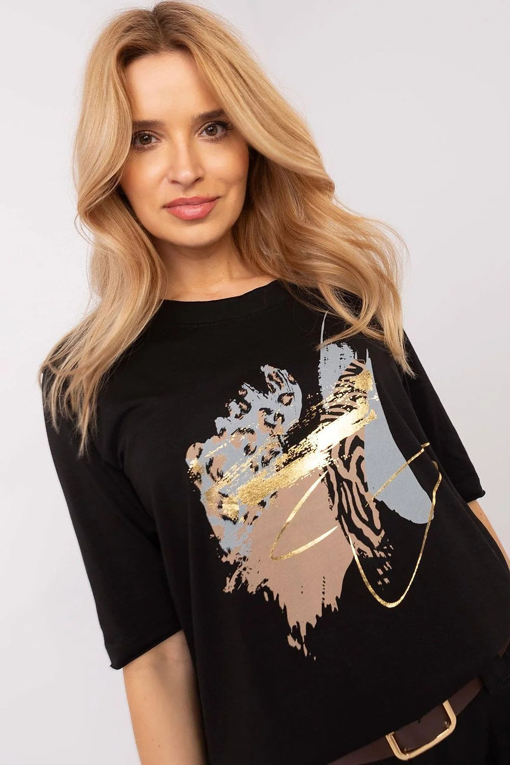 T-shirt femme moderne artistique imprimé audacieux élément léopard couleurs beige bleu-gris noir doré manches courtes ou mi-longues col rond coupe ample respirant confortable polyvalent occasionnel