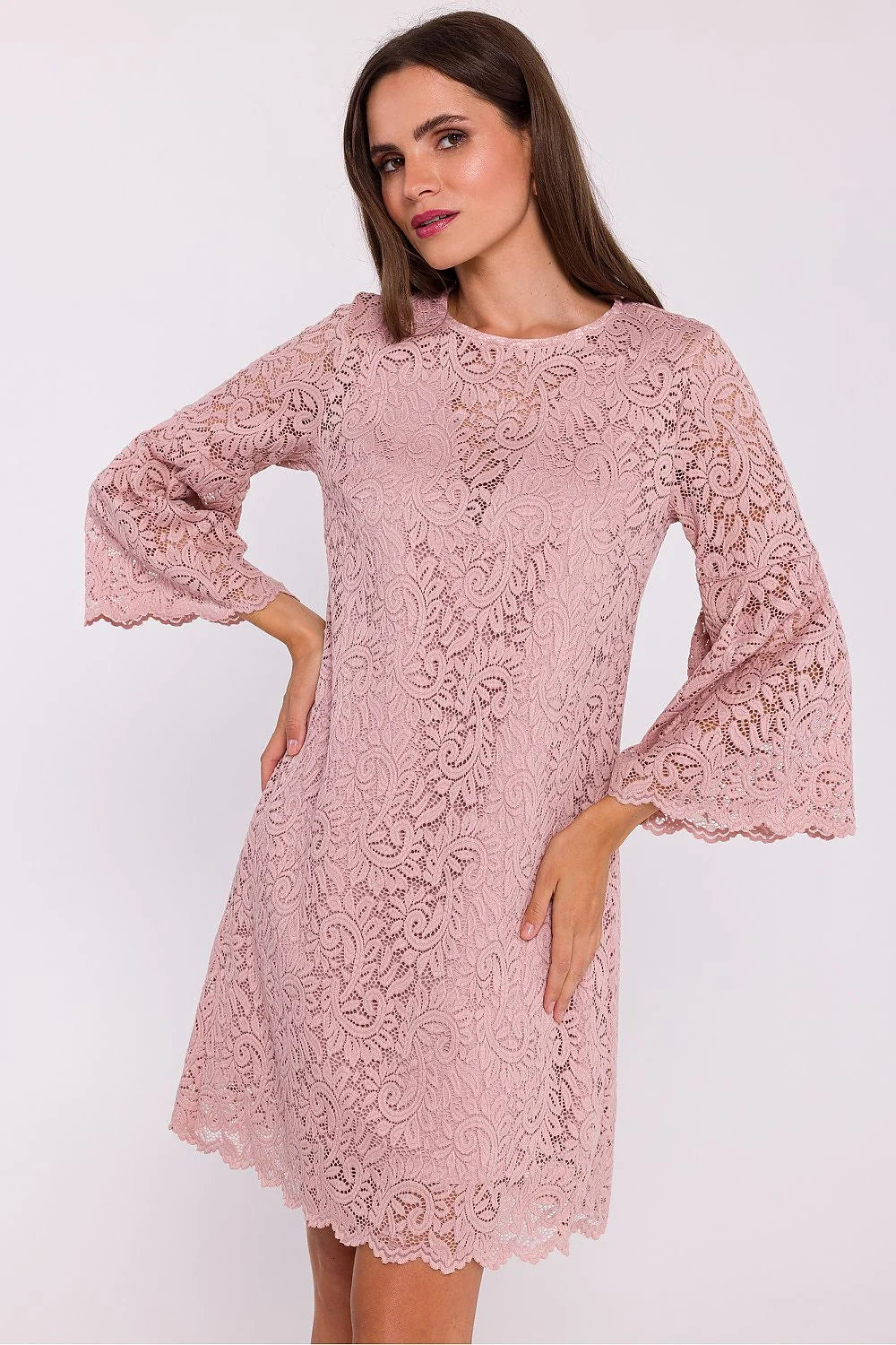 Robe cocktail féminine en dentelle rose pâle manches cloche col rond hem festonné femme occasion élégante