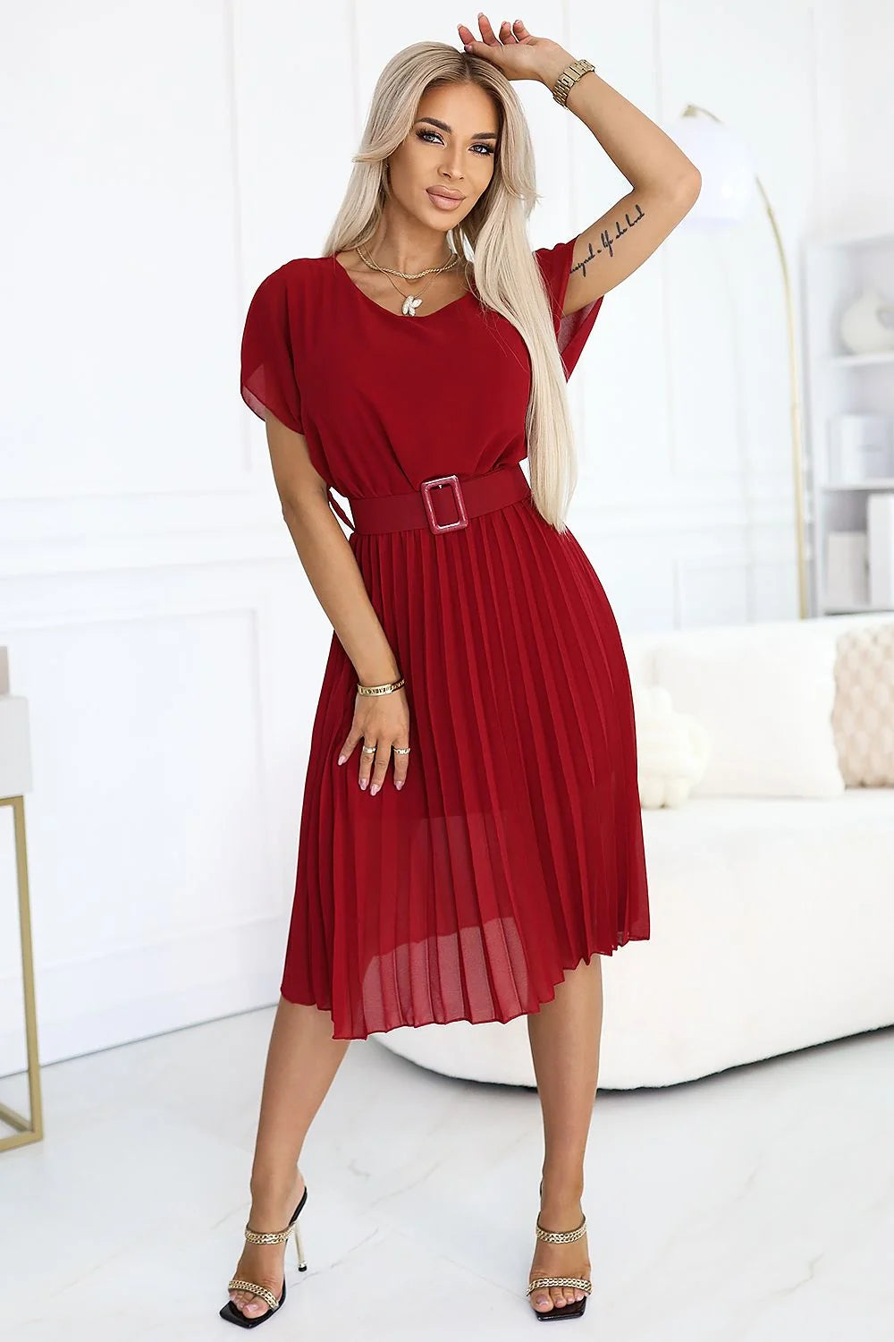 robe cocktail midi plissée bordeaux chiffon élasthanne ceinture boucle rectangulaire taille cintrée manches courtes évasées col rond doublure transparente élégante