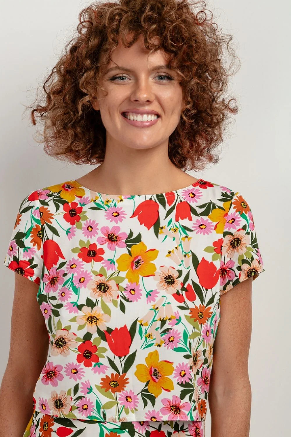 Chemisier féminin à motifs floraux colorés manches courtes en viscose 100% ajusté pour l'été occasion décontractée