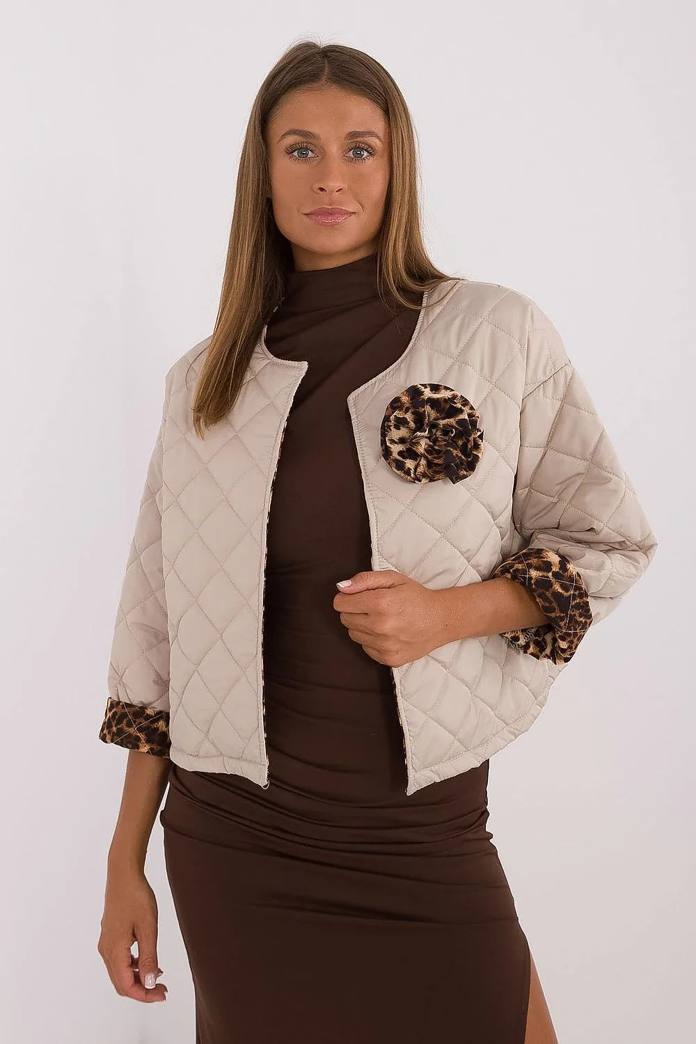 Veste Italy Moda matelassée beige pour femme, manches longues, motifs léopard, broche fleur, style moderne, coupe courte, polyester, automne-hiver-printemps