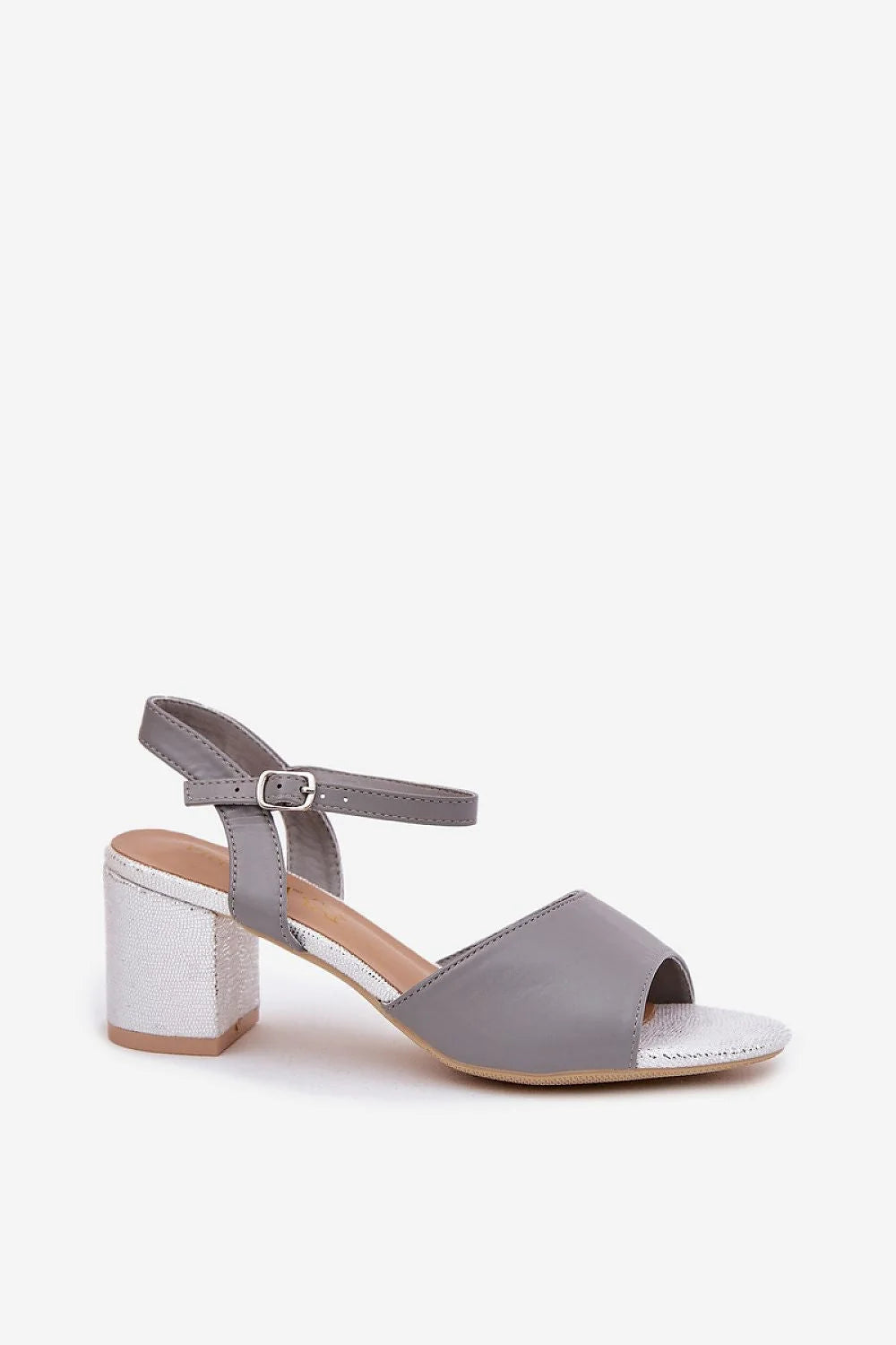 sandales talon bloc moyen gris simili cuir métallisé argenté bride cheville réglable boucle chaîne dorée minimaliste moderne confortable
