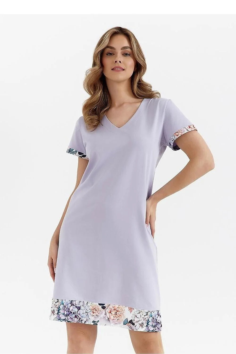 Robe féminine moderne design épuré coupe droite manches courtes encolure V floral bordures lilas femme