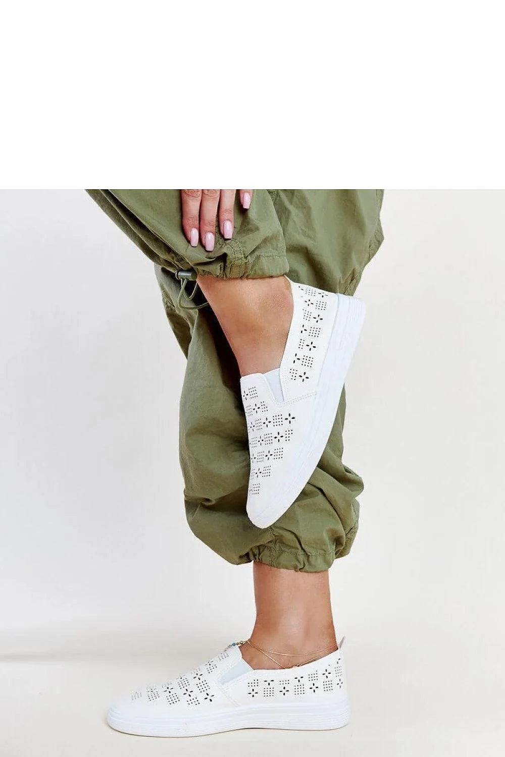 Baskets slip-on pour femme, design moderne et estival, cuir blanc perforé, semelle épaisse, confort maximal, style décontracté, idéal quotidien et sorties estivales