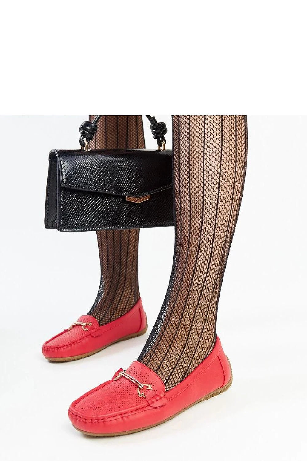 Mocassins féminins élégants couleur rouge vif détails métalliques dorés cuir lisse semelle caoutchouc confortable pour femmes occasion quotidienne soirée