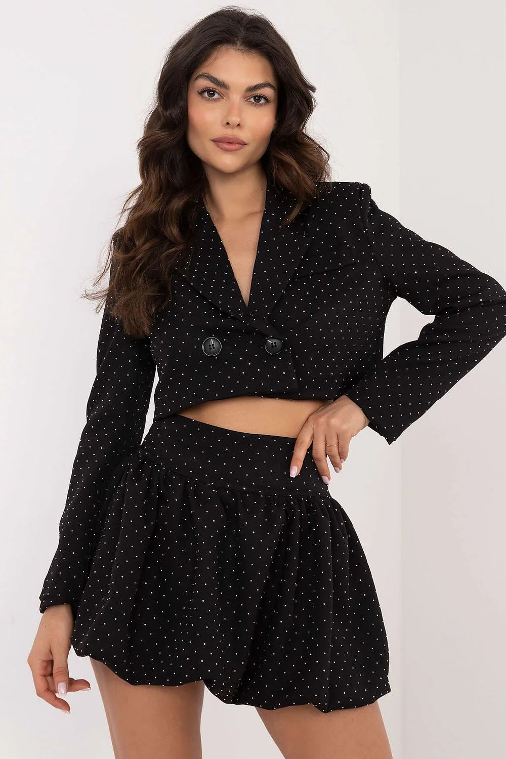 Ensemble mode femme deux pièces blazer court jupe courte style chic moderne matières polyester coton noir pois blancs occasions semi-formelles