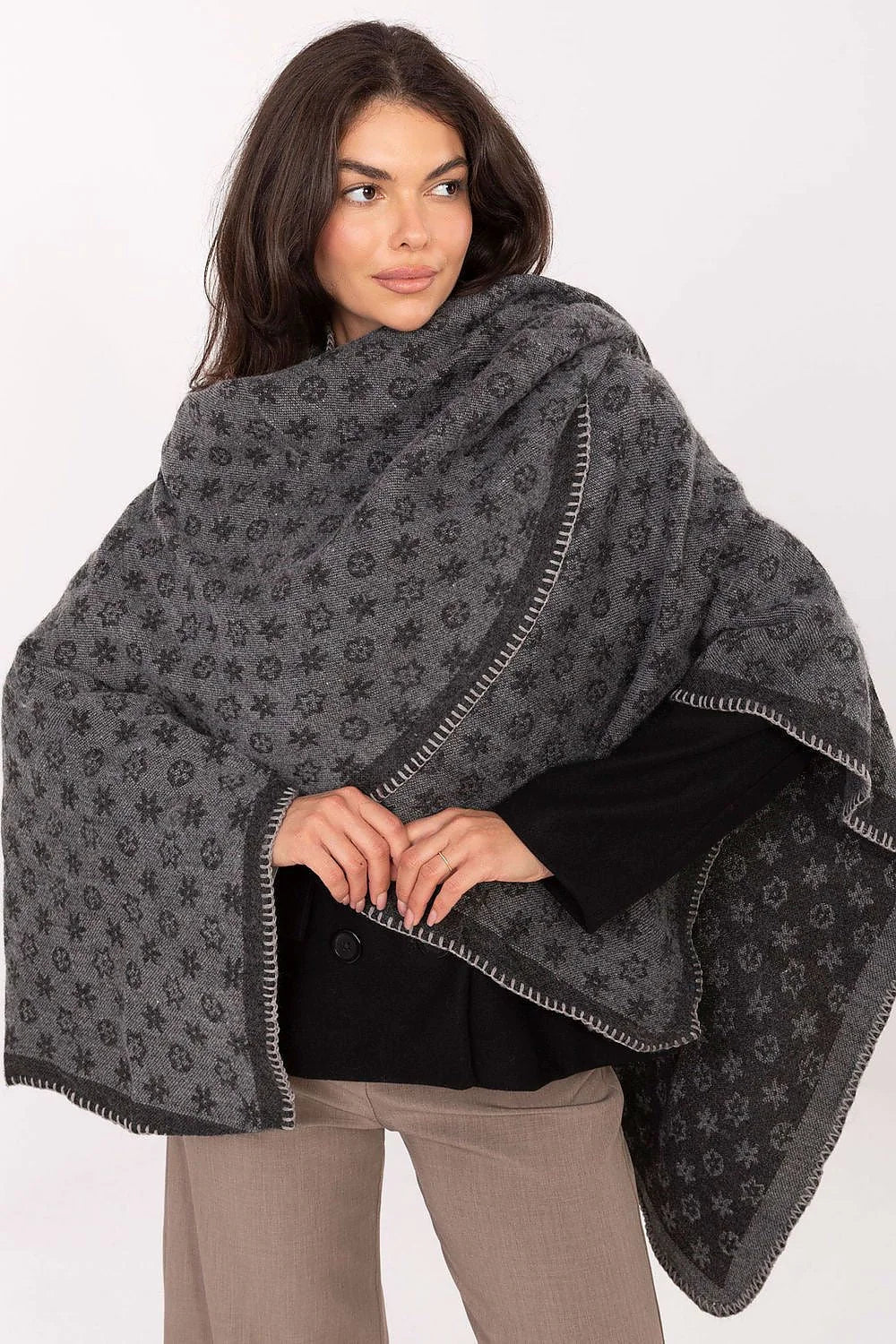 poncho oversize femme châle étole rectangulaire maille épaisse acrylique gris chiné jacquard floral monogramme bordure surjet contrastée chaud confortable polyvalent
