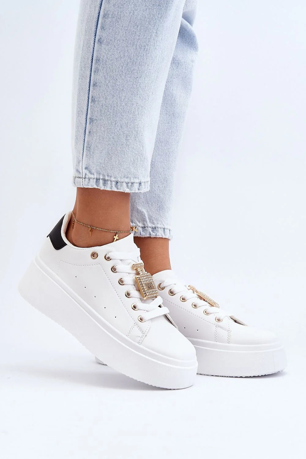 baskets femme contemporaines blanches similicuir plateforme 45mm semelle épaisse talon noir lacets blancs œillets dorés pendentif pavé strass confort mousse