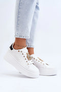 baskets femme contemporaines blanches similicuir plateforme 45mm semelle épaisse talon noir lacets blancs œillets dorés pendentif pavé strass confort mousse