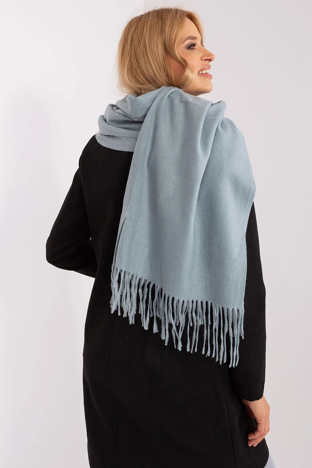 Écharpe longue en laine mérinos, style moderne, franges bleu pâle, idéale pour l'hiver, accessoire chic femme