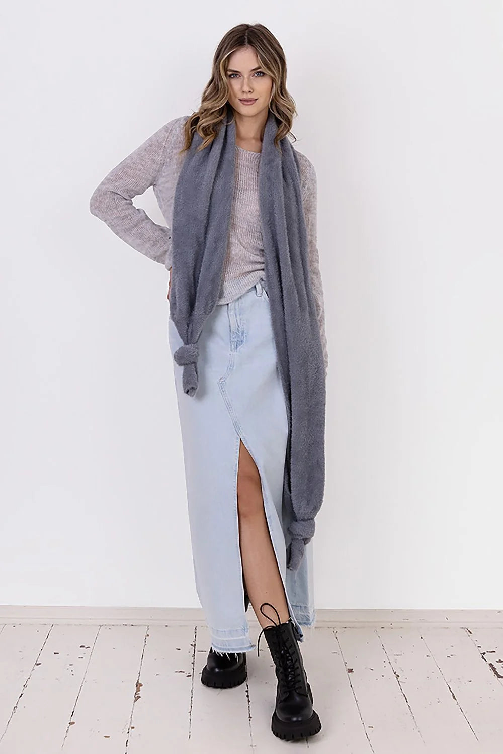 Pull-over en fil brossé gris clair manches longues encolure profonde châle polyamide 100% féminin