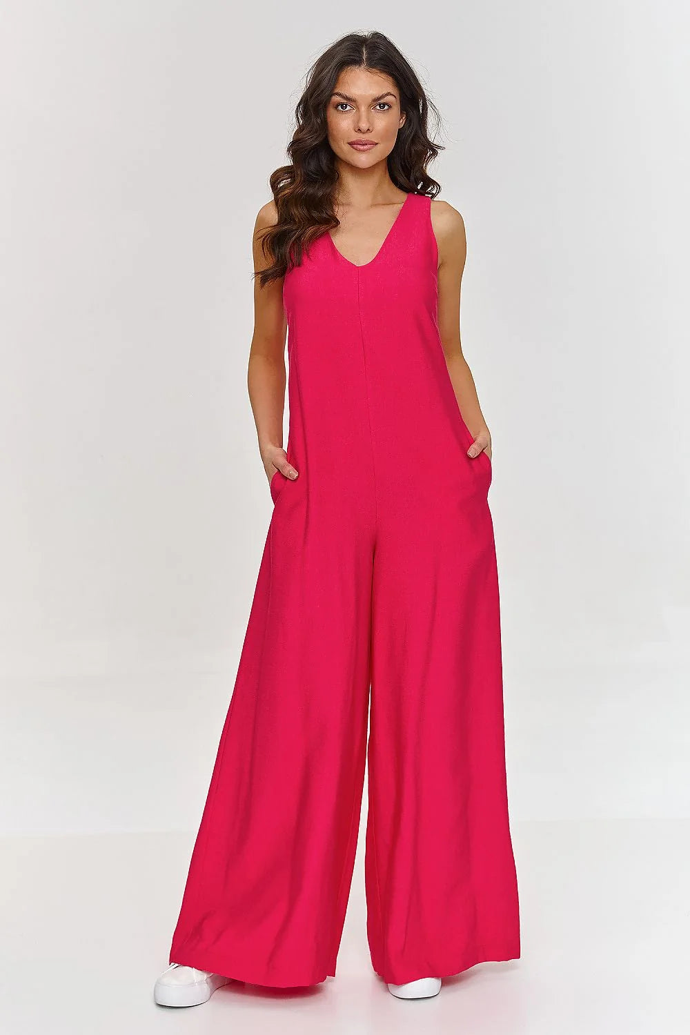 Combinaison Makadamia pour femme, design moderne, élégant, sans manches, décolleté en V, jambes larges, couleur fuchsia, tissu léger, look casual-chic, été, occasion多种