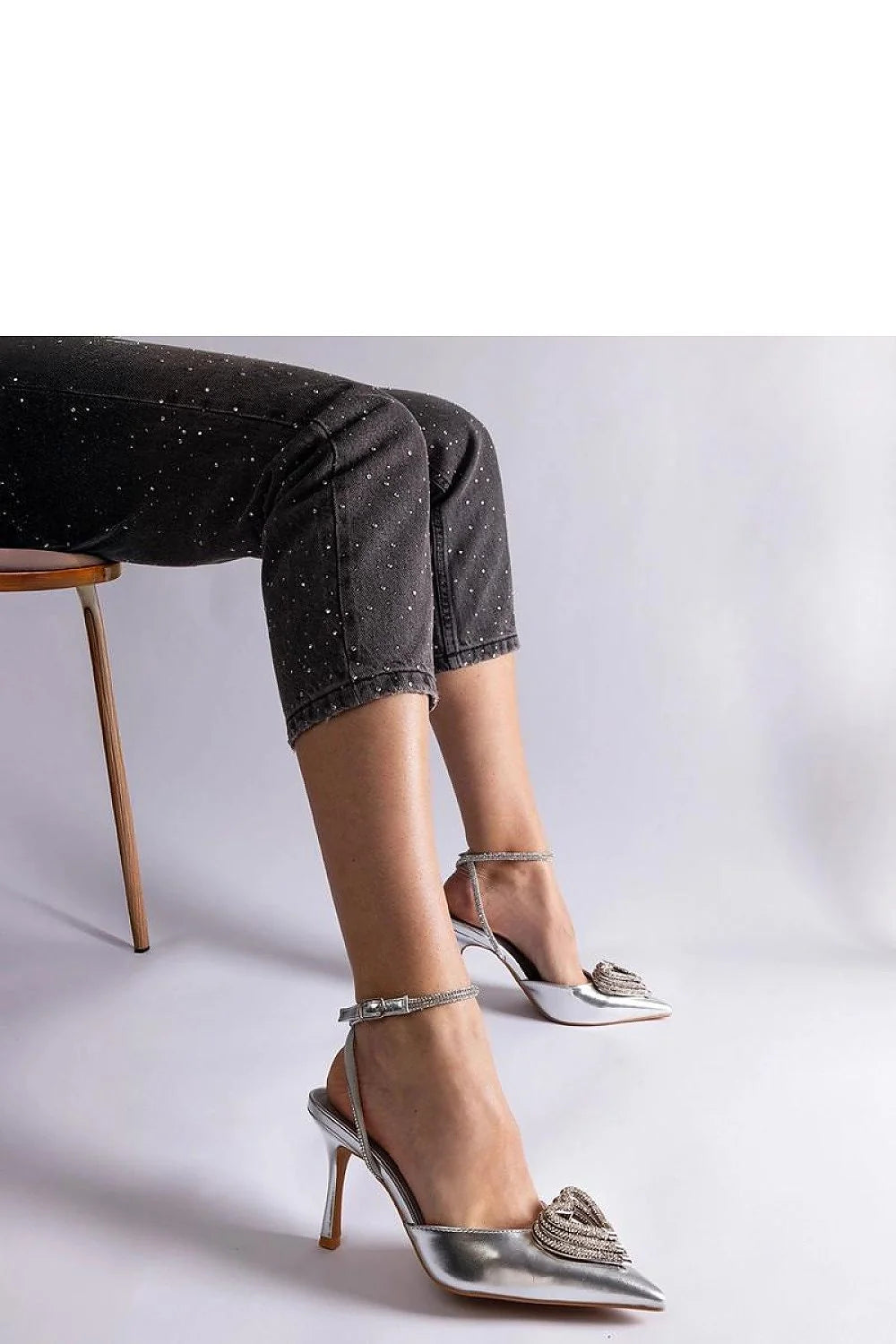 Escarpins à talons hauts élégants pour femmes, design moderne, talon ouvert, finition métallique argentée, détails brodés, pointe fine, bride cheville ajustable, semelle beige, cuir écologique, soirée, occasion spéciale