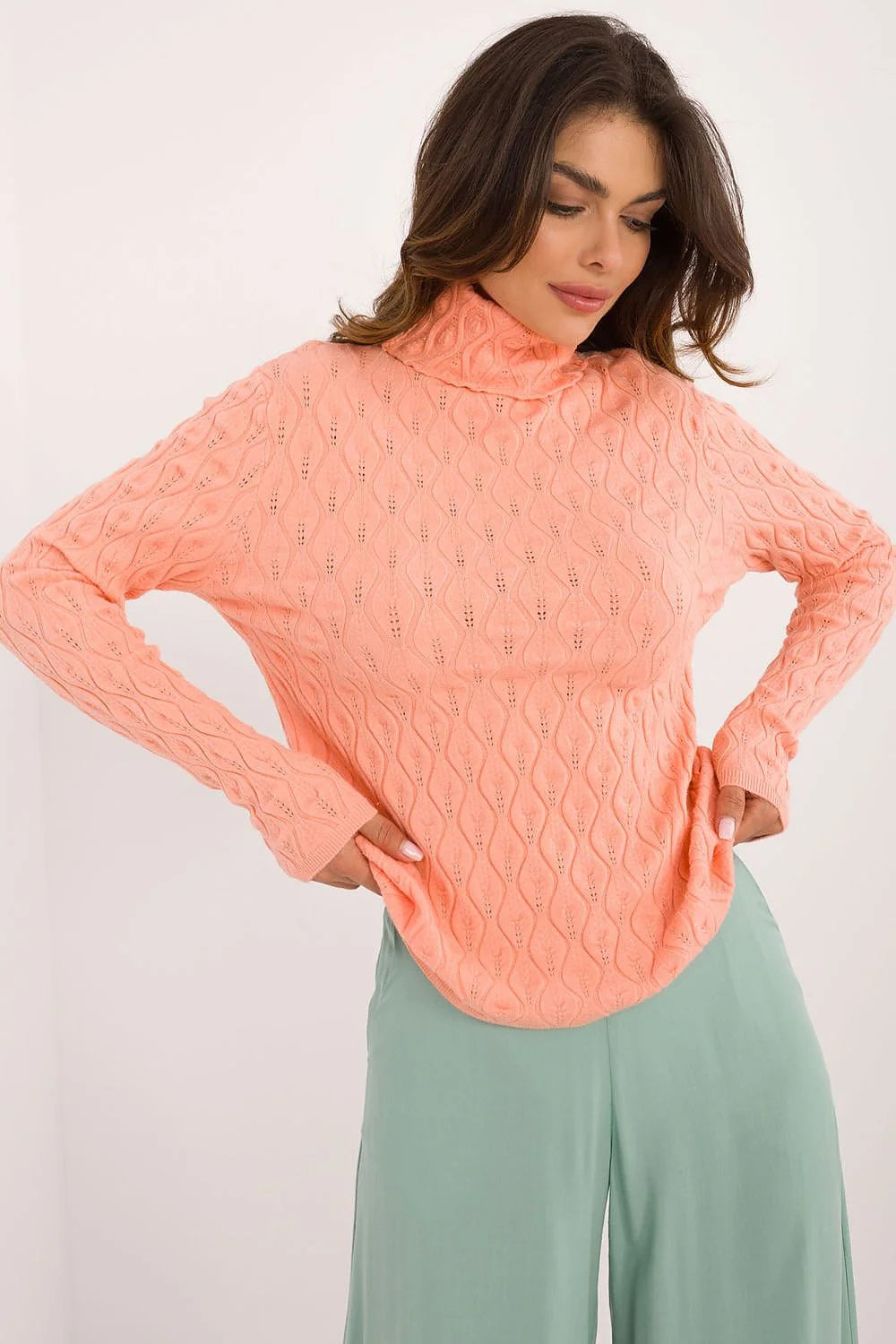 Pull femme élégant col roulé motif tricot torsadé couleur pêche pastel manches longues coupe ample matériau doux