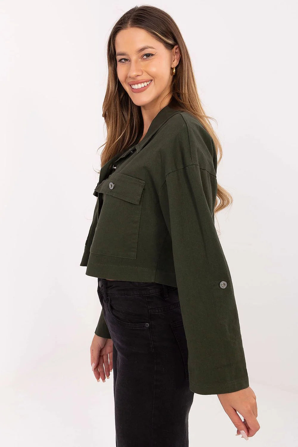 veste shacket courte kaki olive coton stretch toile col chemise boutonnage avant poches poitrine rabat coupe boxy cropped manches longues