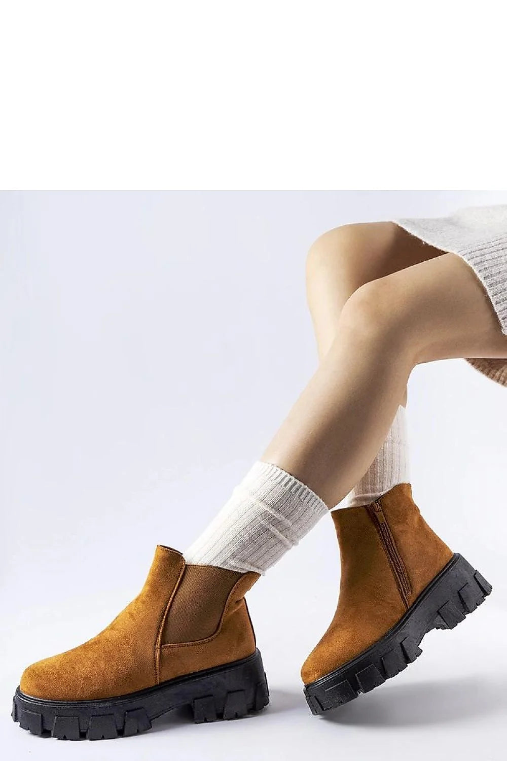 Bottines femme design moderne cuir suédé camel semelle épaisse fermeture éclair zippée montante cheville élégance urbaine