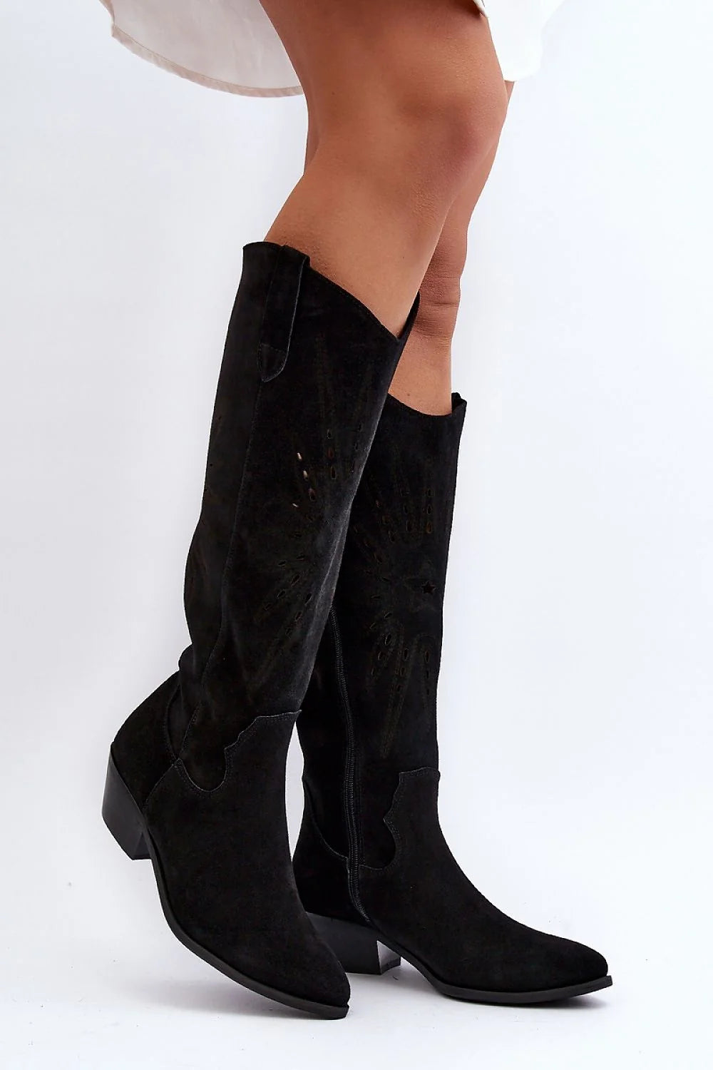 Bottes à tige haute western style laser cut bout pointu talon carré cuir nubuck naturel zippé pour femme