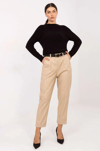 pantalon femme taille haute similicuir beige fuselé chevilles dégagées élastique arrière ceinture noire boucle ronde dorée poches italiennes doublure matelassée