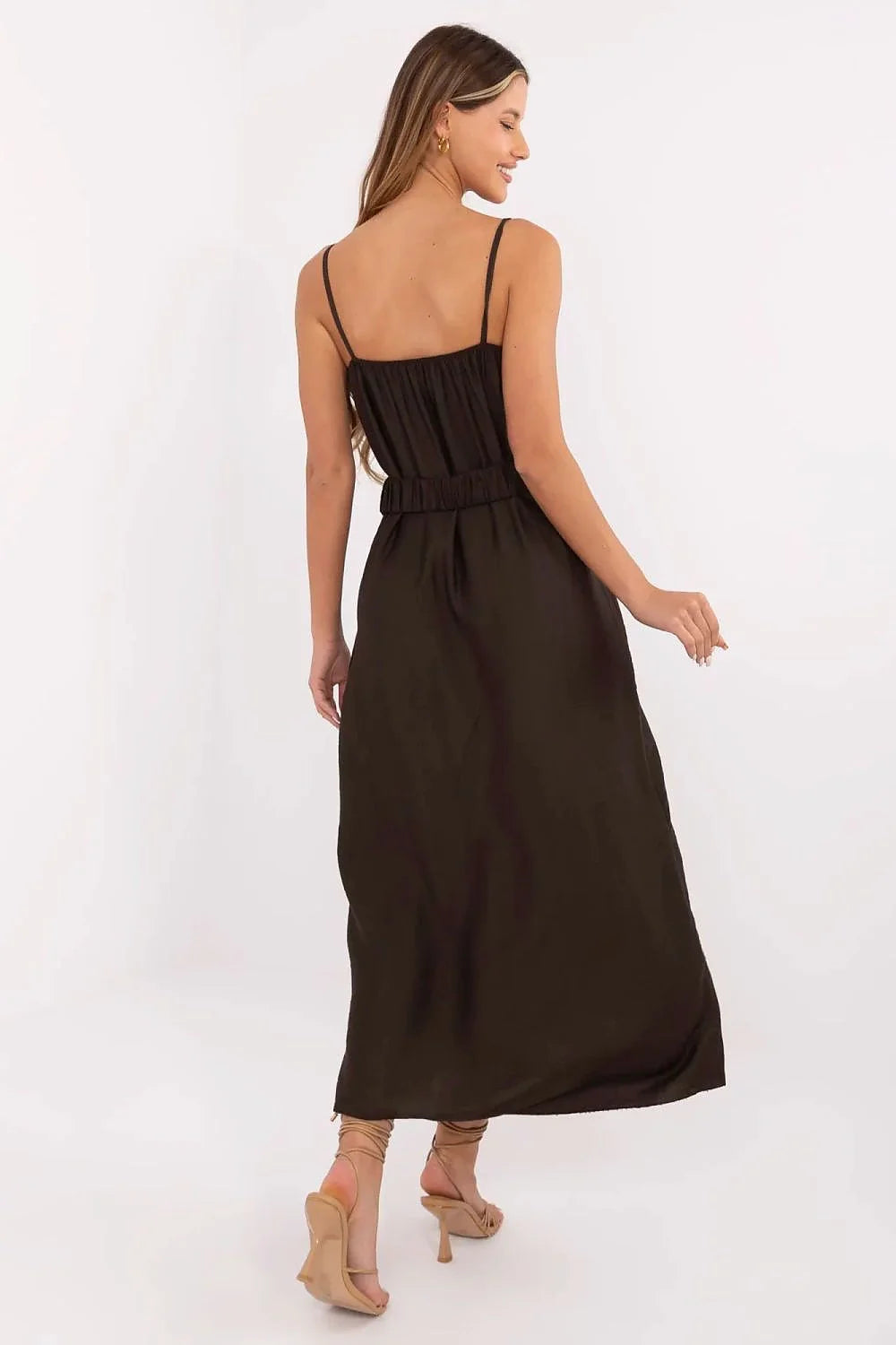 Robe de jour Italy Moda élégante couleur marron foncé col droit volants bretelles spaghetti ceinture dorée silhouette A-line longueur maxi femme