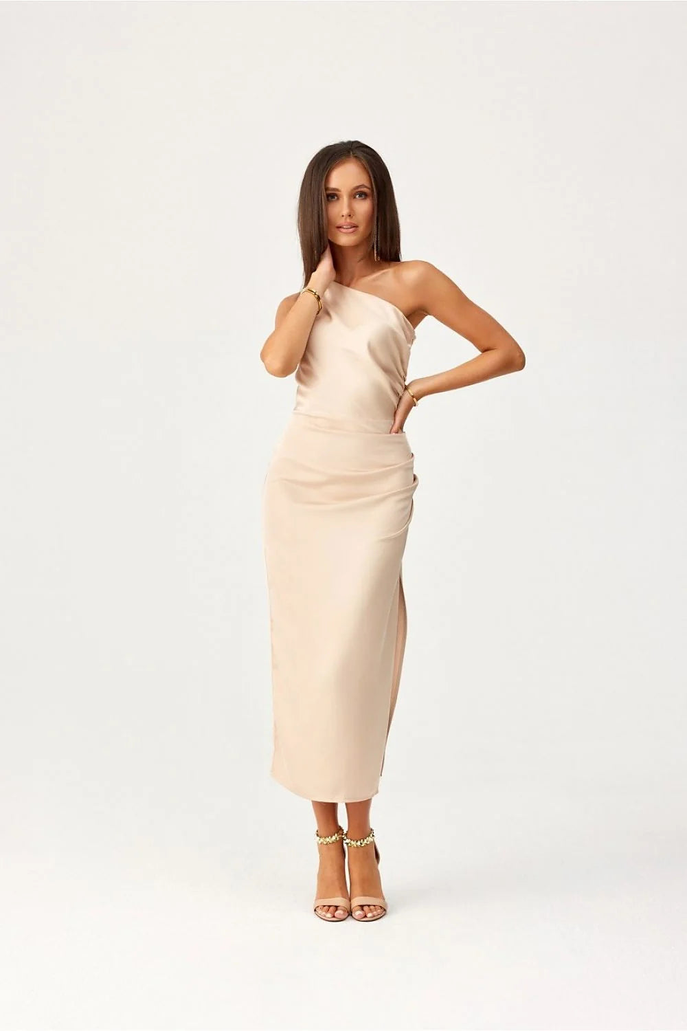Robe de soirée élégante asymétrique épaule nue satin beige clair taille ajustable longueur midi fente latérale femme