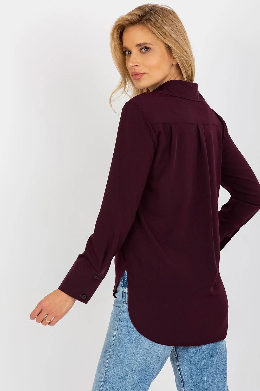 chemise longue manches longues Lakerta élégante bleu vif femme fluide satinée oversize boutonnée col pointu poignets boutons noirs ourlet arrondi