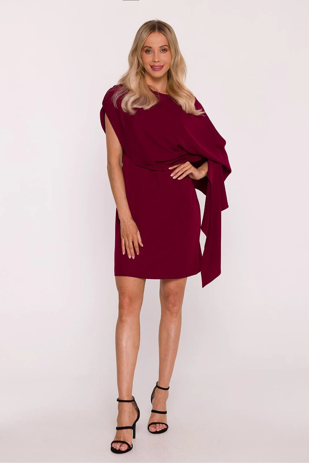 robe soirée cocktail courte bordeaux cape asymétrique drapée manches cascade crêpe lisse brillante subtile élégante ajustée silhouette féminine confortable polonaise