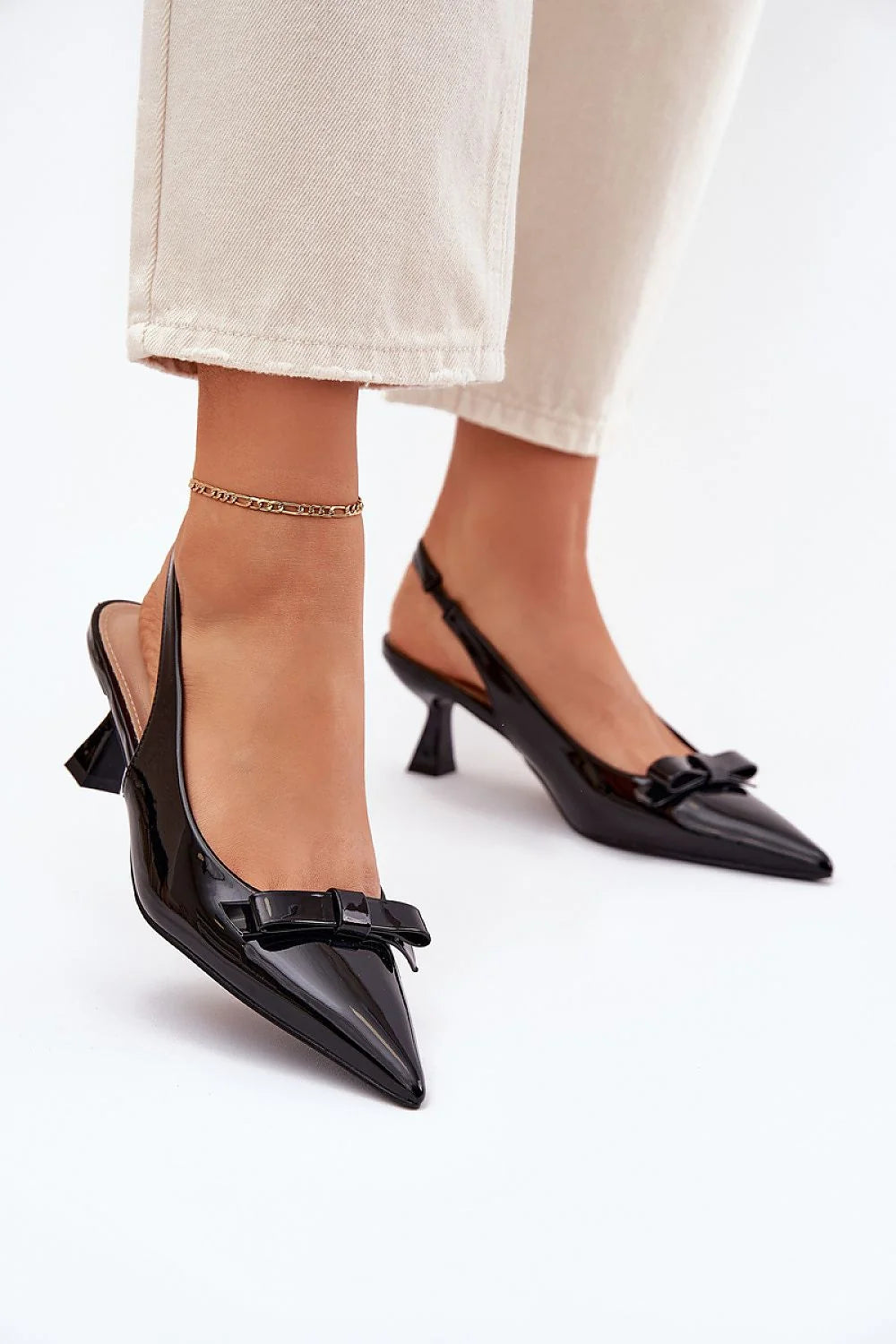 sandales talons cuir artificiel noir vernis pointu slingback bride arrière réglable kitten évasé bas élégant raffiné sophistiqué noeud délicat brillant
