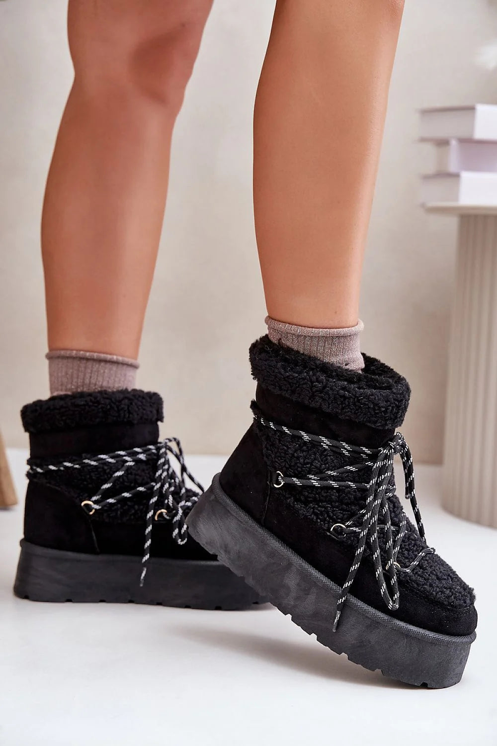 Bottes de neige pour femmes design moderne couleur noire fourrure假 plateforme épaisse isolation confort style casual-chic