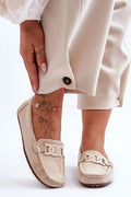 mocassins femme daim synthétique beige slipon bout rond surpiqûres chaîne maillons semelle gomme marron talon plat confortable perforée