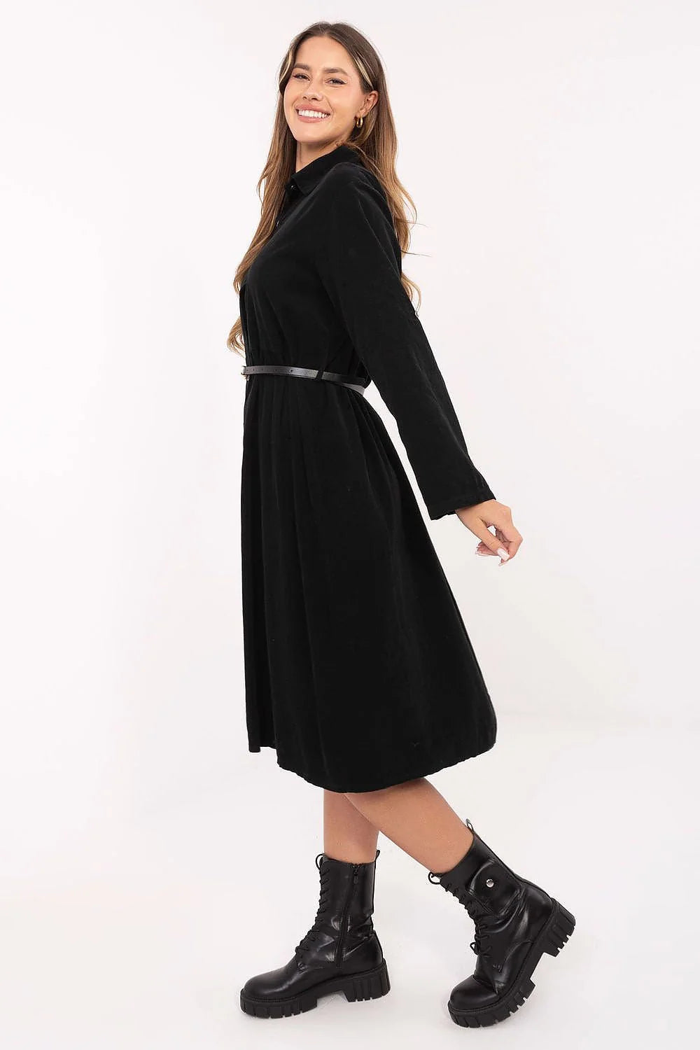 robe chemise midi noire velours côtelé col boutonné fente centrale manches longues bouffantes taille marquée ceinture boucle dorée coupe évasée