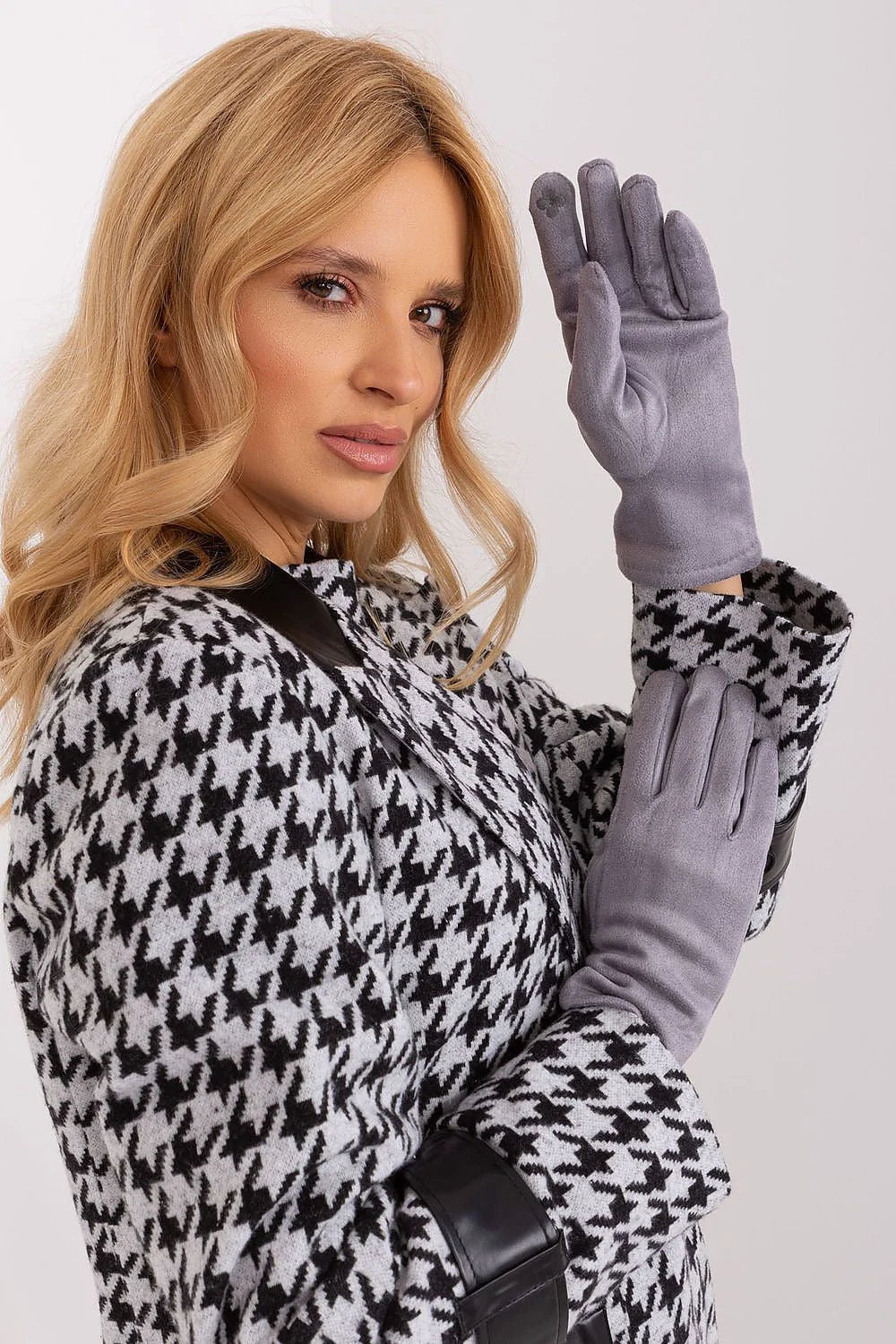 Manteau houndstooth et gants élégants pour femmes, automne-hiver, style intemporel, matières douces, coupe ajustée, détails en similicuir, look sophistiqué