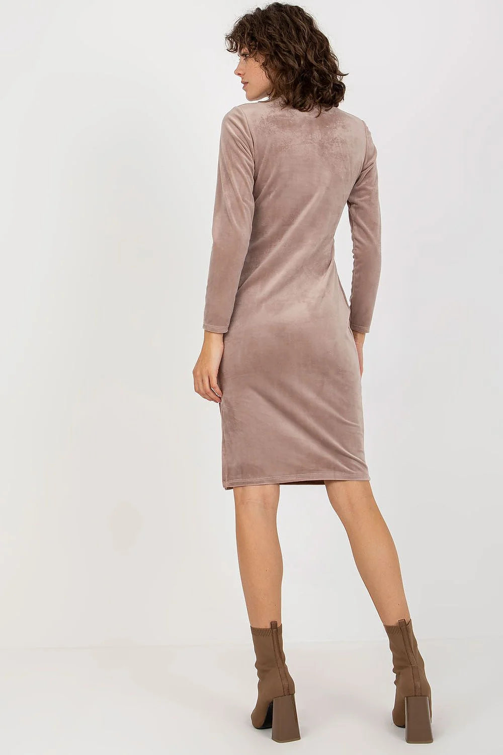 Robe de soirée élégante en velours manches longues col montant fente détails drapés rose vif femme soirée