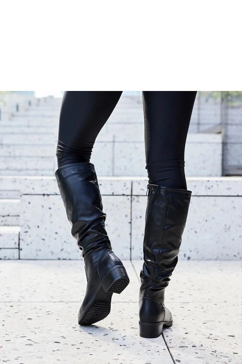 Bottes cuissardes design classique et élégant couleur noire tige ajustée style plissé talon carré bas semelle antidérapante finitions discrètes matériau similicuir occasion automne-hiver femme