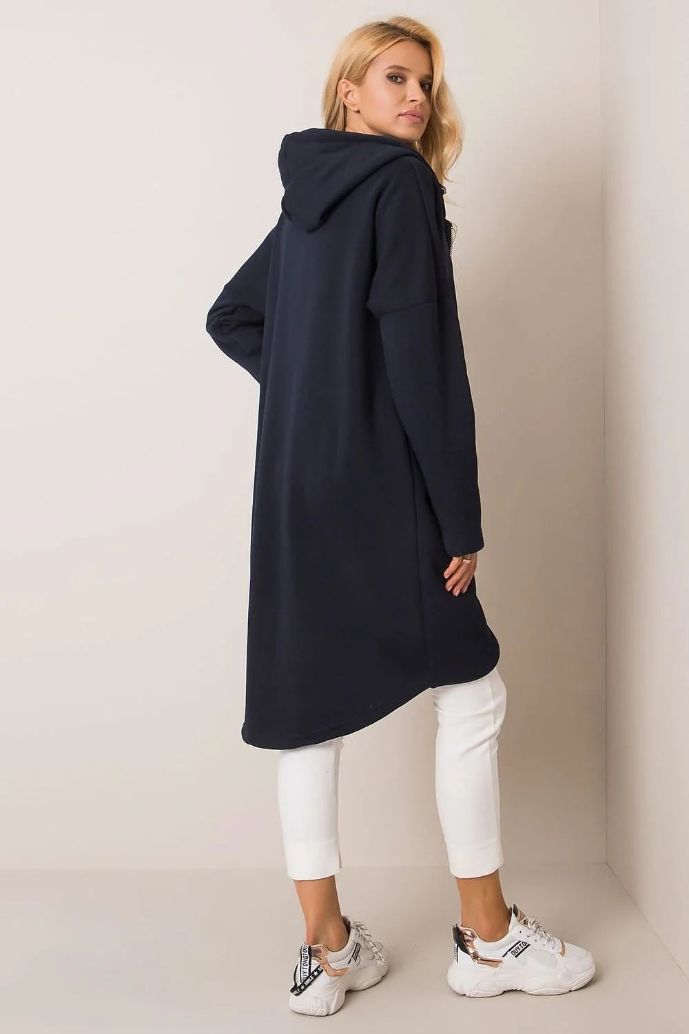 Manteau pour femmes design moderne audacieux couleur fuchsia vif coupe oversize matériau structuré fonctionnalité confort