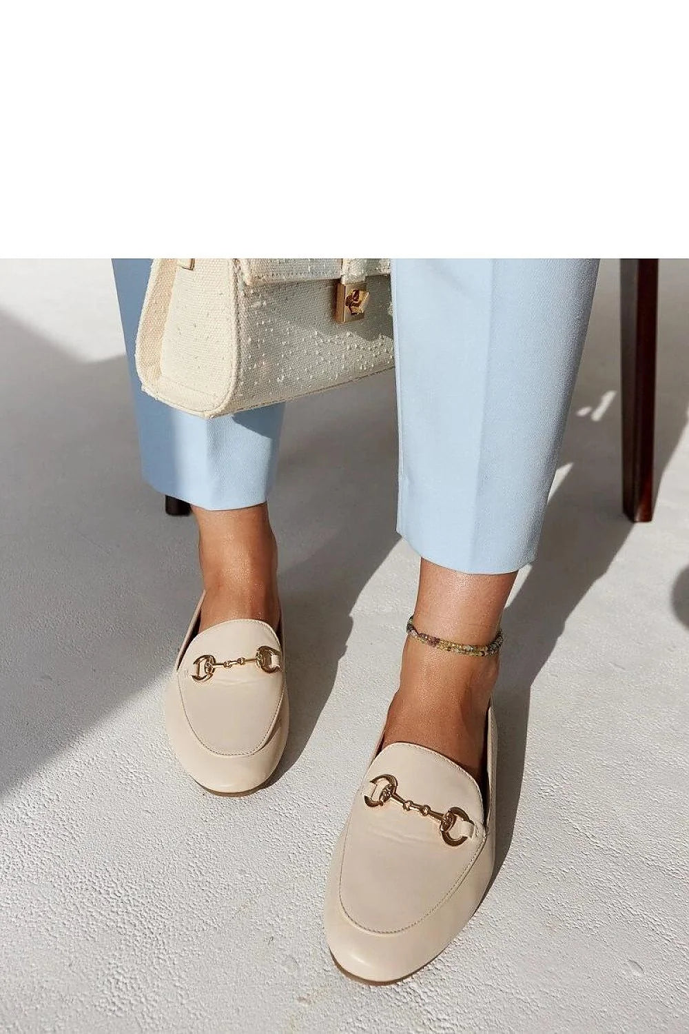 mocassins Solea femmes beige cuir écologique lisse semelle plate talon bout carré bride chaîne dorée minimaliste polyvalent élégant confortable intemporel