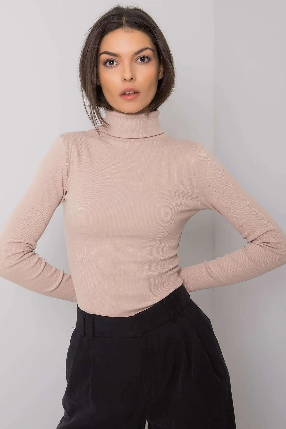 Haut à col roulé élégant pour femme en maille fine, couleur rouge audacieuse, coupe ajustée, manches longues, fabrication de qualité, idéal pour tenues sophistiquées