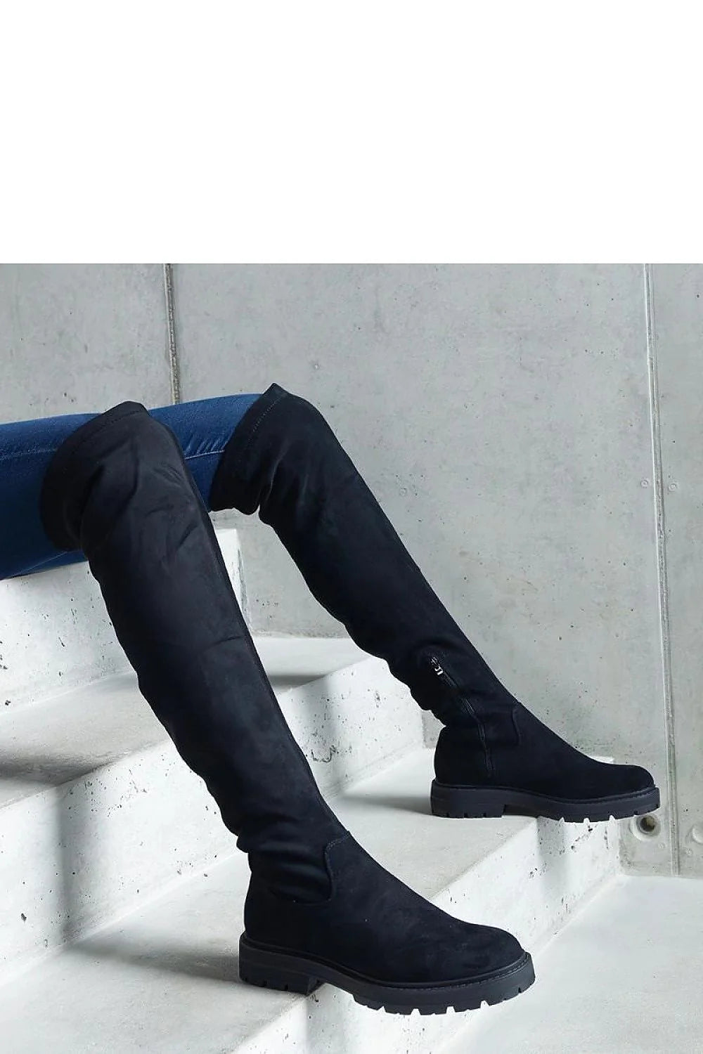 Bottes cuissardes élégantes modernes à zip latéral en daim noir ajustées silhouette rond pointe femmes
