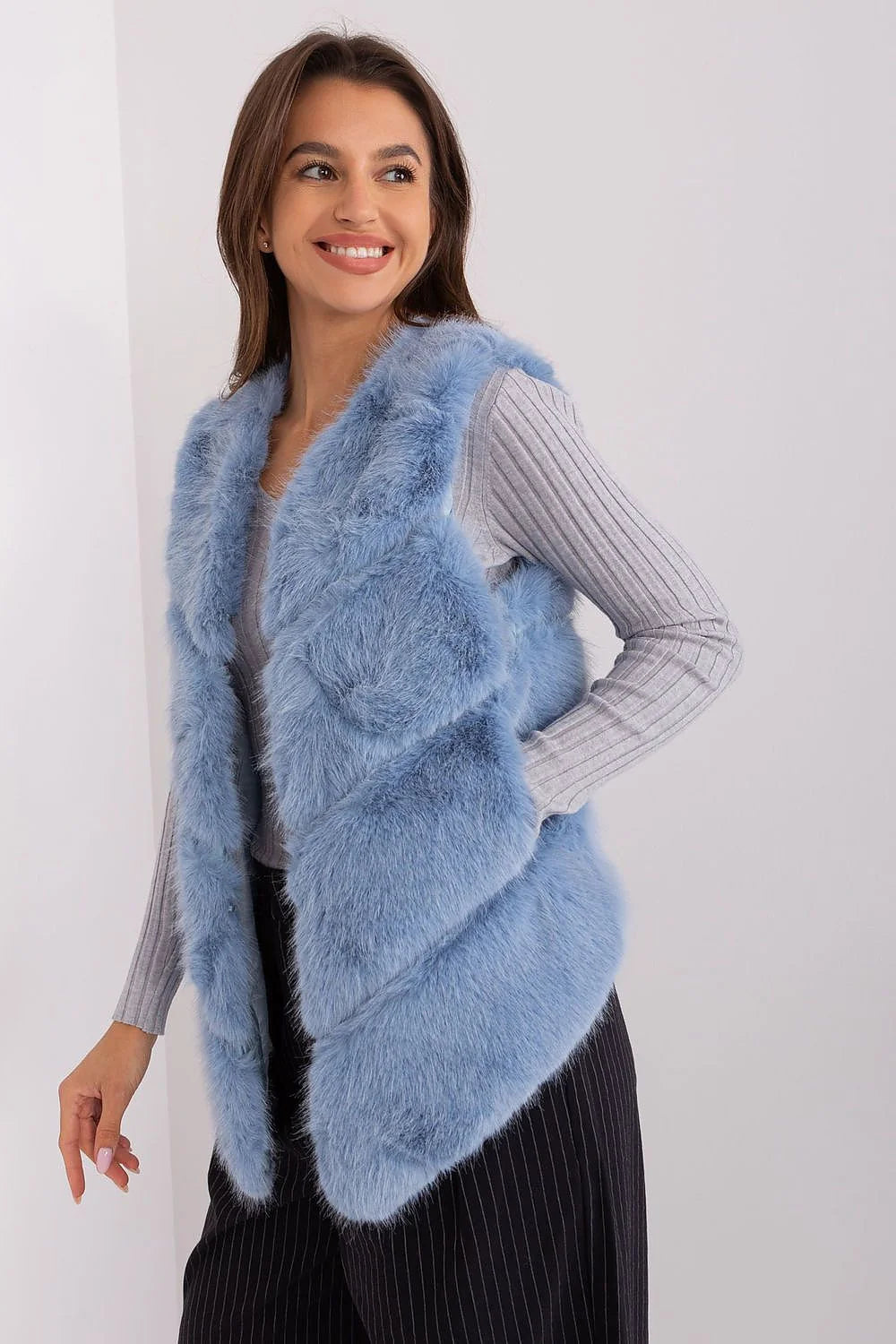 Gilet sans manches pour femmes en fausse fourrure bleu pastel coupe ajustée style moderne élégant doublure intérieure polyester haute qualité