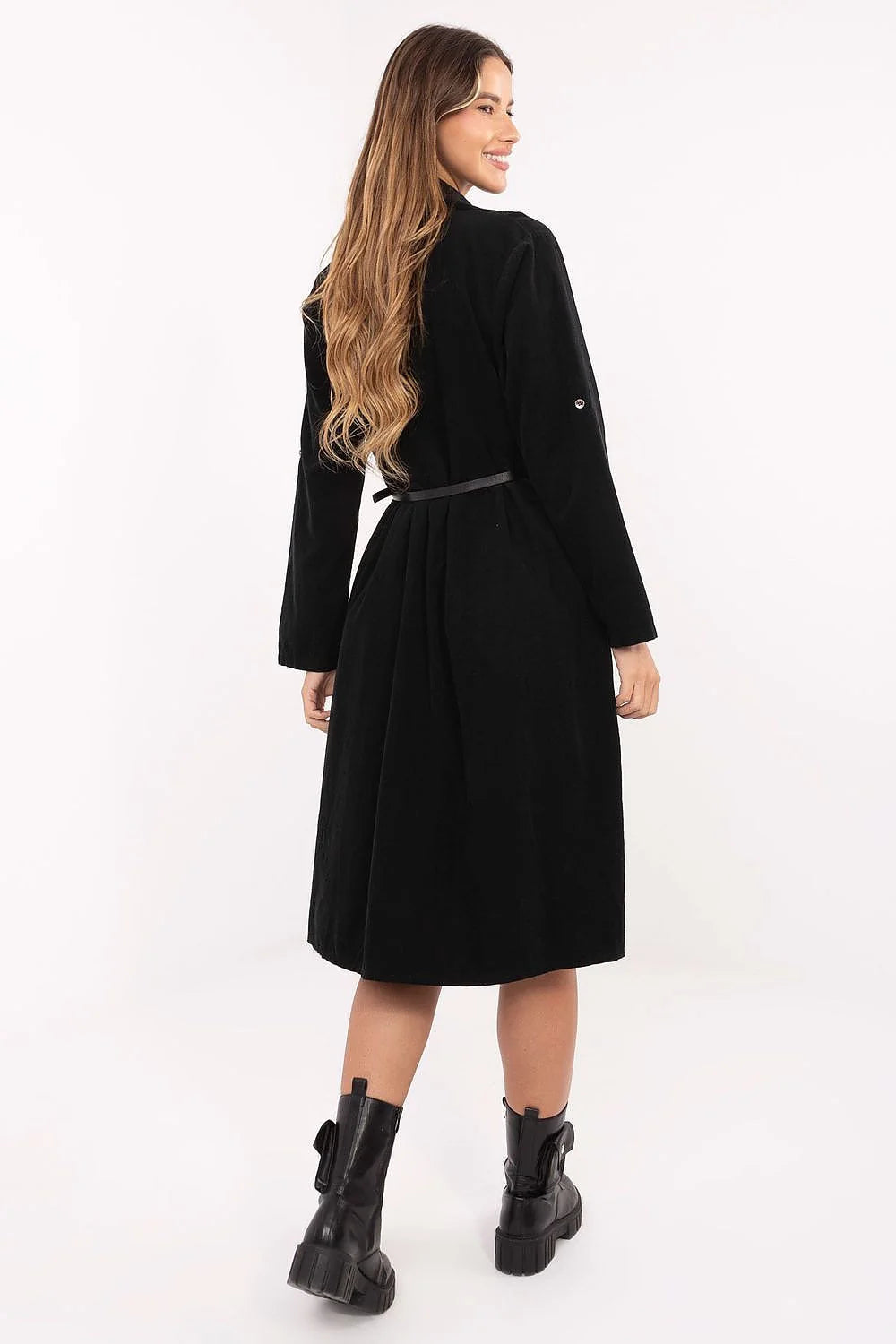 robe chemise midi noire velours côtelé col boutonné fente centrale manches longues bouffantes taille marquée ceinture boucle dorée coupe évasée