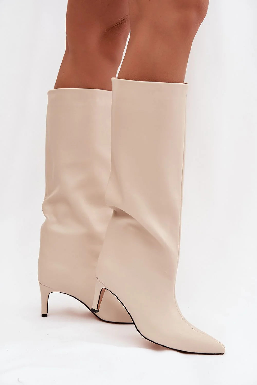 bottes montantes femme similicuir beige genou finition lisse bout pointu talon kitten tige froncée minimaliste élégante doublure confortable