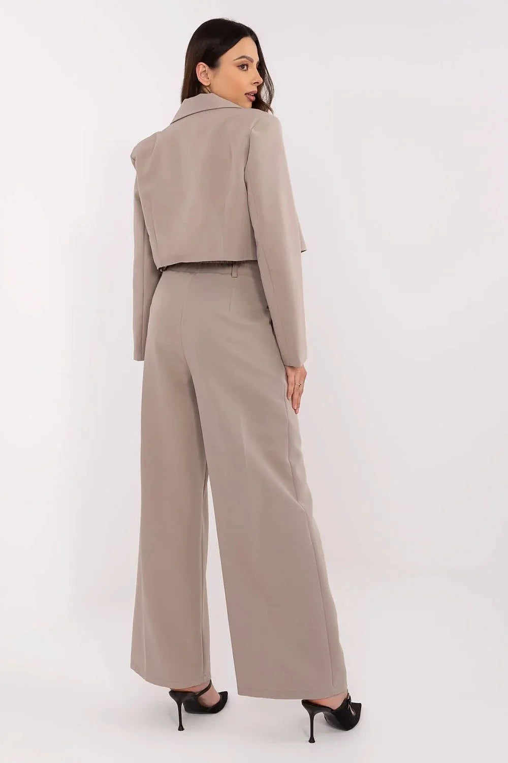 tailleur femme deux pièces blazer court doubleboutonnage épaulettes pantalon taillehaute palazzo jambes larges beige taupe tissu fluide structuré
