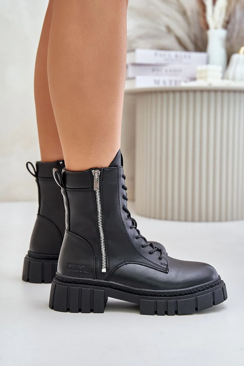 bottines biker femme noir cuir écologique montantes style combat lacets fermeture éclair surpiqûres coutures décoratives semelle crantée