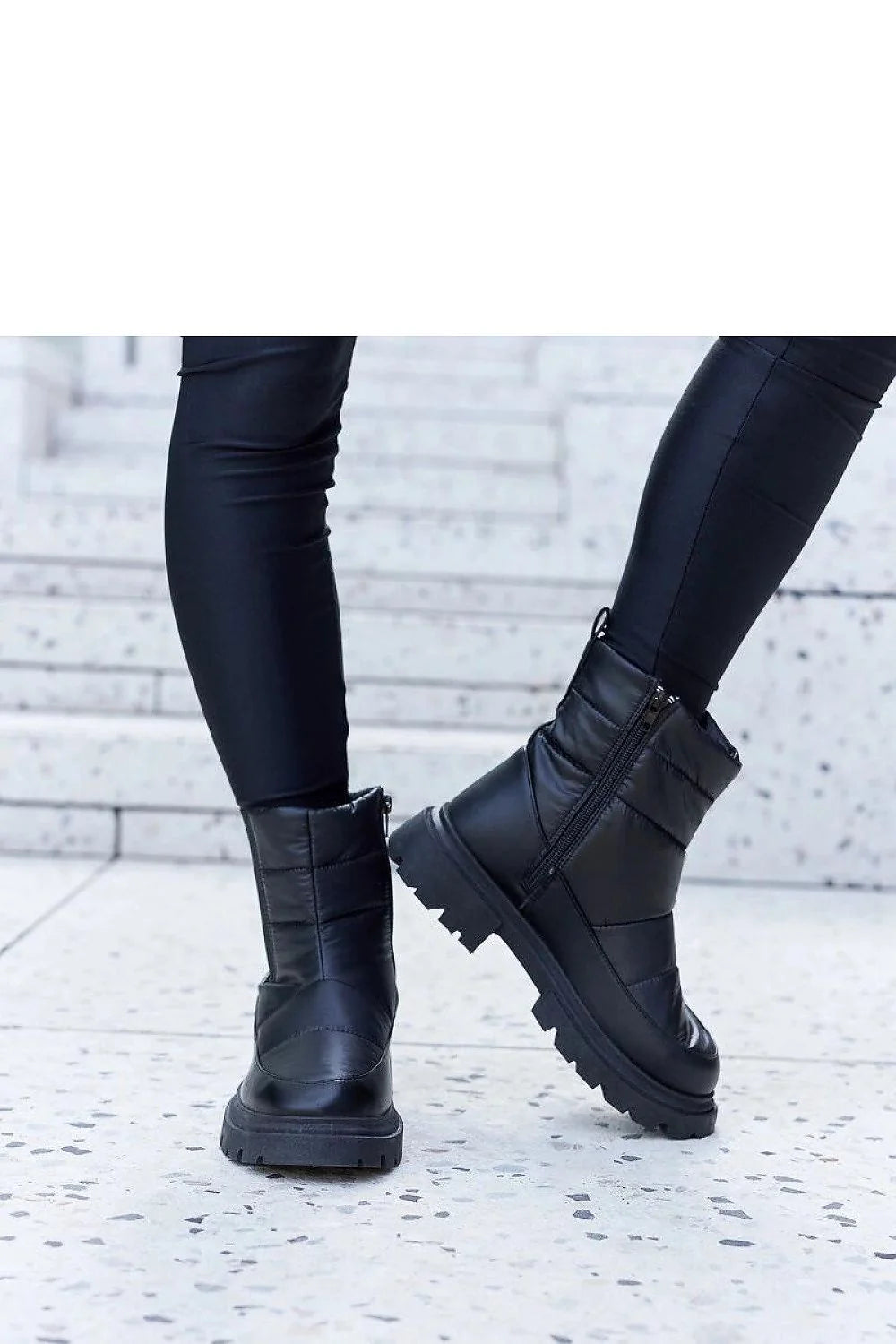 Bottines pour femme style urbain moderne cuir synthétique glossy noire talon légèrement relevé semelle antidérapante fermure éclair latérale coutures visibles mi-haute