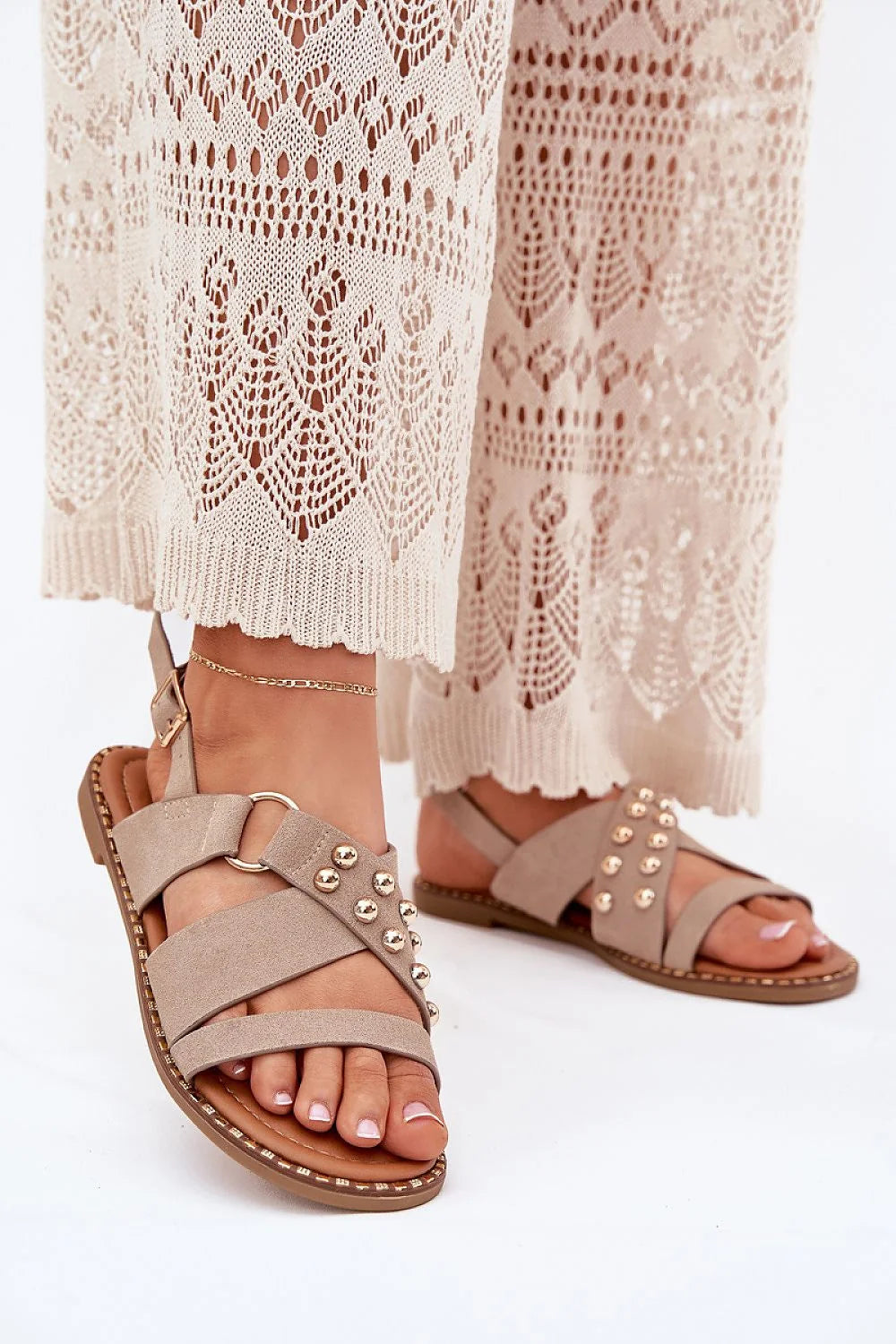 Sandales femmes style moderne lanières croisées boucle métallique couleur taupe suédine écolo confort occasions estivales