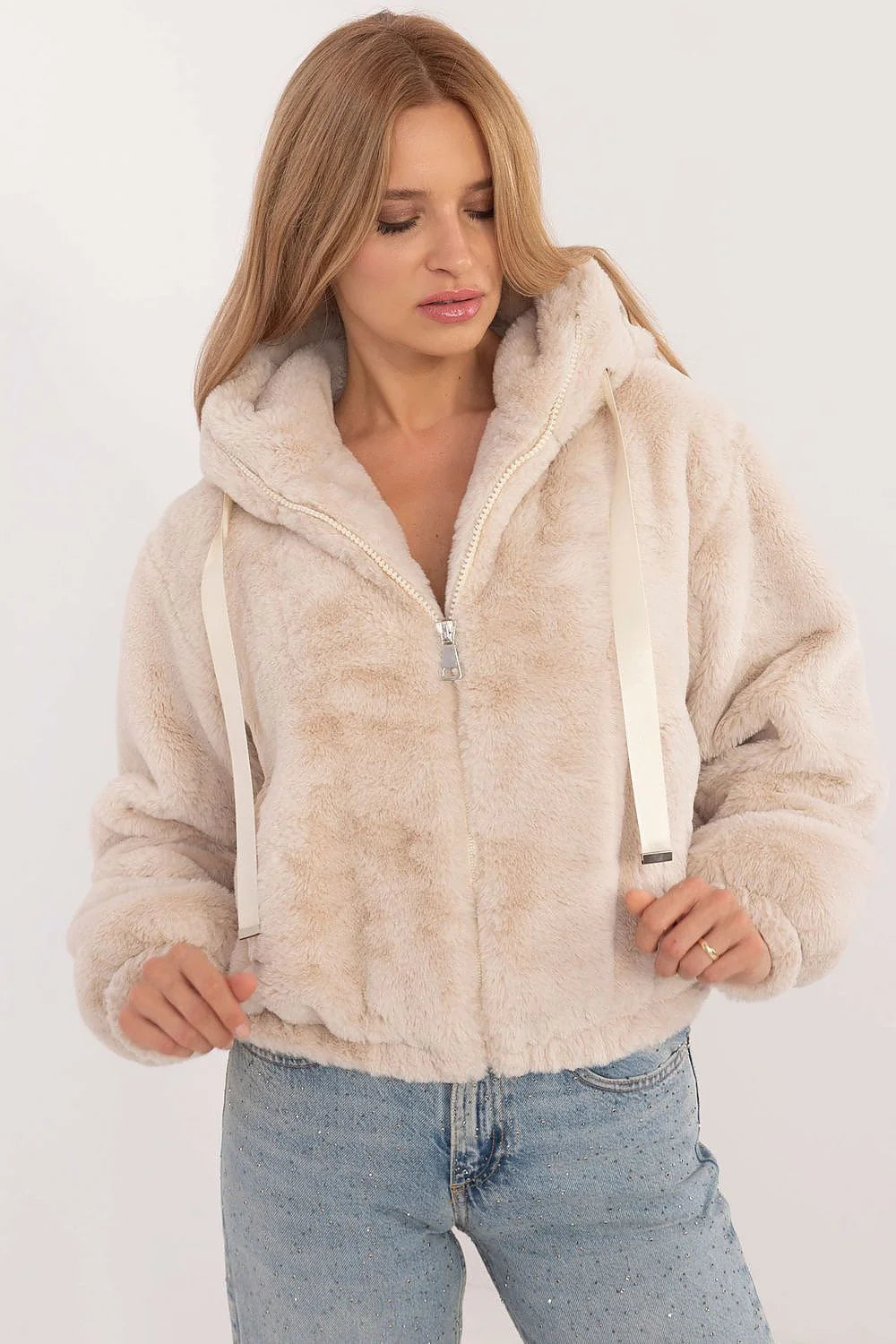 Veste femme fausse fourrure style décontracté capuche ajustable couleur beige clair coupe courte manches longues fermeture éclair argentée