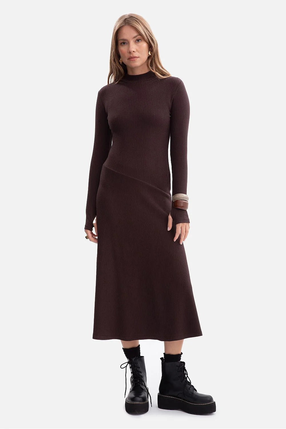robe midi côtelée extensible marron chocolat col montant manches longues découpes pouce ajustée buste taille marquée jupe évasée confortable premium