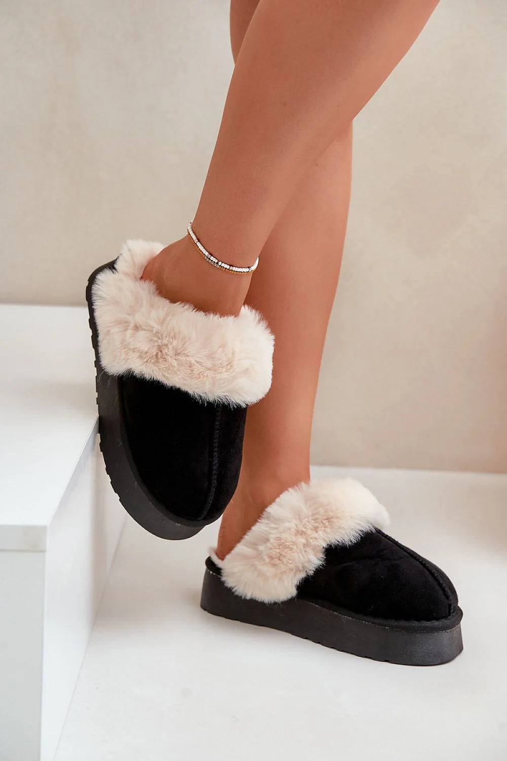 Pantoufles pour femmes en éco-suède doux avec fourrure crème, style élégant et moderne, intérieur douillet, noir et crème, confort maximal, idéal pour l'hiver