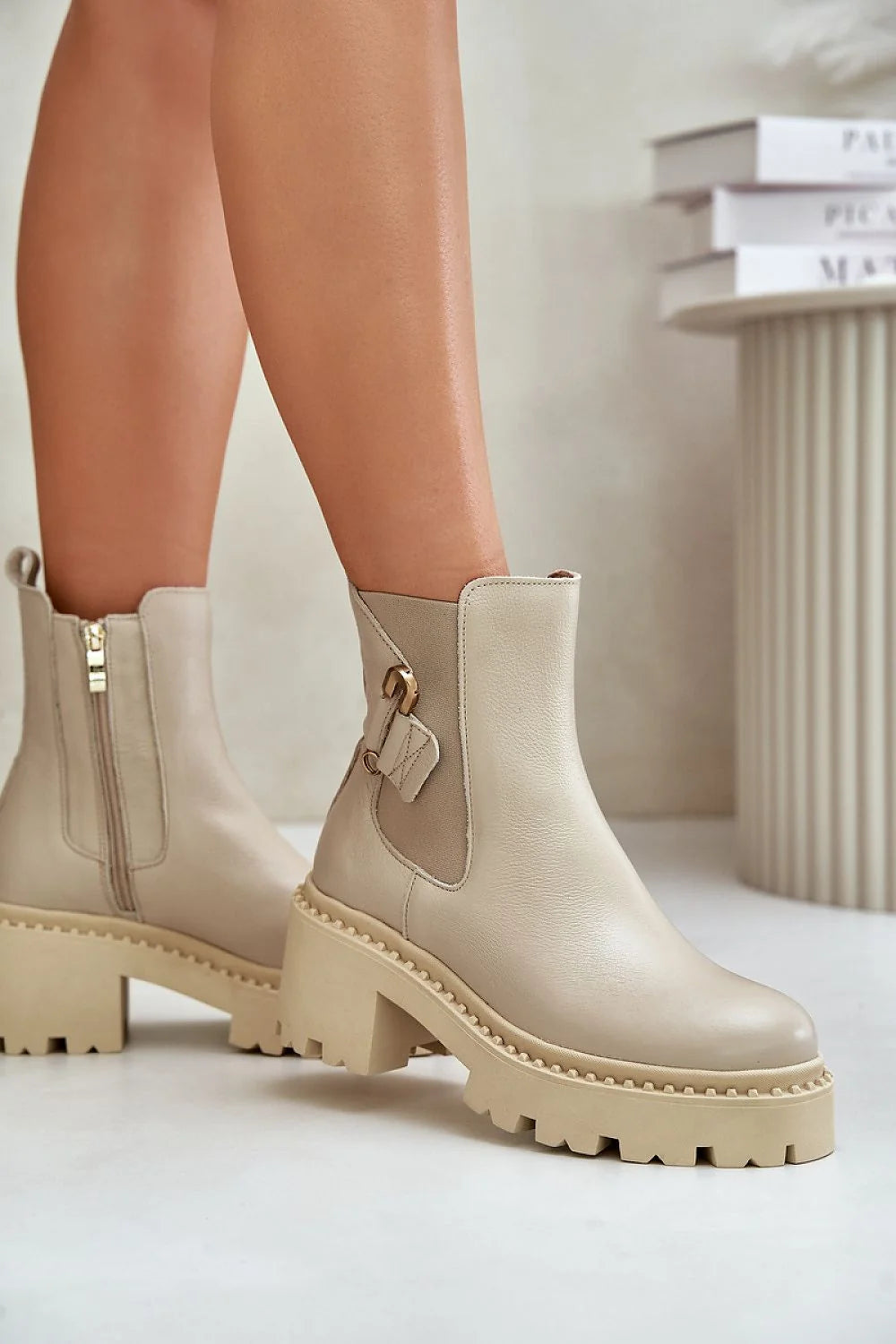 Bottes Chelsea cuir naturel style moderne épuré talon carré boucle métal doré femme confortable casual-chic